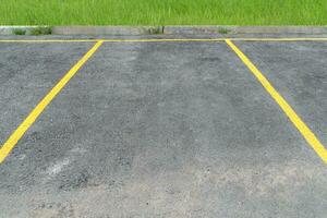 amarillo líneas estacionamiento en asfalto antecedentes foto