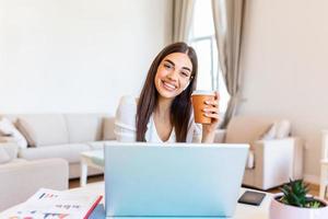 mujer en auriculares Hablando mirando a ordenador portátil haciendo notas, niña estudiante hablando por vídeo conferencia llamar, hembra profesor entrenador tutoría por cámara web, en línea capacitación, e-entrenamiento concepto foto