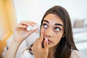 mujer utilizando ojo gota. hembra goteante ojo lubricante a tratar seco ojo o alergia. enfermo niña tratando globo ocular irritación o inflamación enfermo mujer sufrimiento desde irritado ojo, óptico síntomas. foto