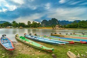 largo exposición y largo cola barcos en No canción río en vanguardia vieng, Laos. foto