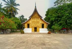 templo de la ciudad dorada de wat xieng thong en luang prabang, laos. El templo de xieng thong es uno de los más importantes de los monasterios laosianos. foto