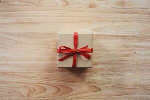 marrón regalo caja en de madera mesa antecedentes con Copiar espacio foto