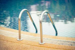 piscina con escalera en el polideportivo foto