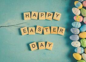 vistoso Pascua de Resurrección huevo y madera texto contento Pascua de Resurrección día en azul pastel color madera antecedentes con espacio. foto