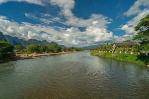 paisaje y nam canción río en vanguardia vieng, Laos. foto