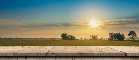 arroz campo amanecer y vacío madera mesa para producto monitor y montaje. foto