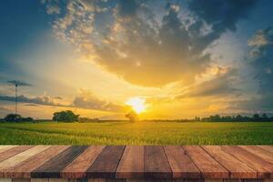 arroz campo puesta de sol y vacío madera mesa para producto monitor y montaje. foto