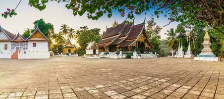 templo de la ciudad dorada de wat xieng thong en luang prabang, laos. El templo de xieng thong es uno de los más importantes de los monasterios laosianos. foto