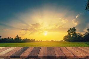 arroz campo puesta de sol y vacío madera mesa para producto monitor y montaje. foto