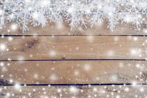 de madera marrón Navidad antecedentes y nieve blanco con copos de nieve, Copiar espacio. foto