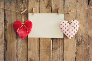 corazón y vacío papel colgando en madera antecedentes con Copiar espacio. foto