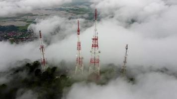 aéreo ver telecomunicación torre a el parte superior de colina video