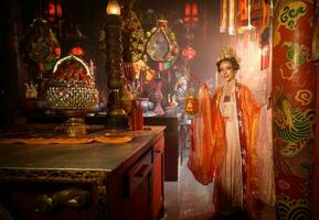 retrato de un chino mujer con un mano linterna en sagrado santuarios o templos, y en chino dónde mano lámpara media bueno suerte y felicidad foto