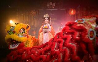 chino mujer con amarillo y rojo leones eso es considerado a mejorar el prosperidad para uno mismo en el ocasión de el chino nuevo año festival cada año foto