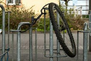 robado bicicleta en un ciudad foto