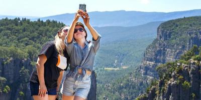 tazi cañón paisaje en manavgat pavo. contento muchachas tomar selfies en el escarpado pendiente. Valle y acantilado. foto