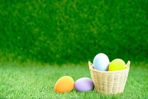 Pascua de Resurrección huevos en el cesta en verde césped foto