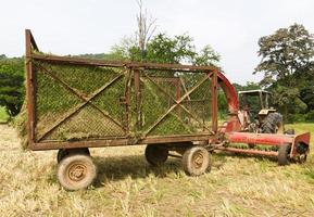 heno vagón con tractor foto