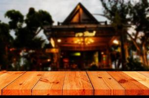 perspectiva de madera tablero terminado borroso restaurante foto