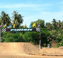 The beginning and the end of the triumph-on the track-motocross is a dangerous stunt on a small track. of Thailand is a sport that challenges the ability to control the car.