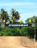 el comenzando y el final de el triunfar el pista-motocross es un peligroso truco en un pequeño pista. de Tailandia es un deporte ese retos el capacidad a controlar el coche. foto