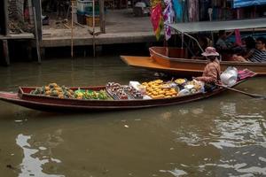 barcos de venta varios tipos de Fruta a maldito Saduak flotante mercado son un popular turista destino ese europeos y chino me gusta a viaje con el tradicional camino de vida de el aldeanos foto