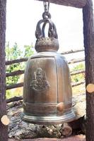 campanas hecho de latón metal tener un distante El sonar sonido ese lata ser visto en templos de todas religiones alrededor el mundo. foto