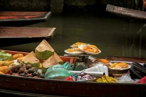 barcos de venta varios tipos de Fruta a maldito Saduak flotante mercado son un popular turista destino ese europeos y chino me gusta a viaje con el tradicional camino de vida de el aldeanos foto