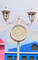 un antiguo pero clásico Clásico reloj lámpara desplegado en un punto de referencia ese sirve como un turista atracción para turistas a tomar fotos como un recuerdo de su viaje.