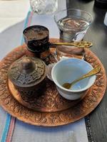tradicional turco café servido en un cobre plato foto