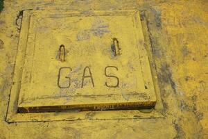 Yellow sign that there is a gas pipe embedded underground photo