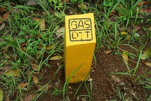 Yellow sign that there is a gas pipe embedded underground photo