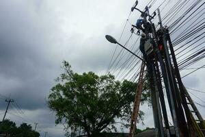 electrician doing electrical repairs photo