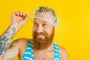 hombre con traje de baño y pelo gorra para mujer es Listo para el verano foto