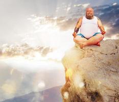 gracioso hombre con barba en yoga posición al aire libre en un montaña foto