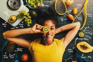 contento mujer comer sano y trenes en el gimnasio foto