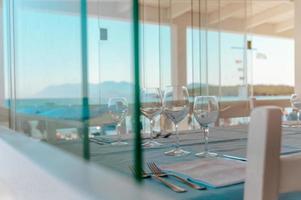 elegante restaurante con mar ver en un soleado día foto