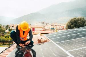 trabajadores montar energía sistema con solar panel para electricidad foto