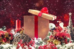 Navidad antecedentes concepto. reluciente Navidad decoraciones con regalo, árbol, Papa Noel claus y velas foto
