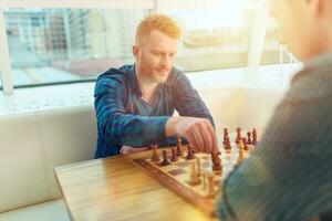 empresarios jugar ajedrez como estrategia y táctica concepto foto