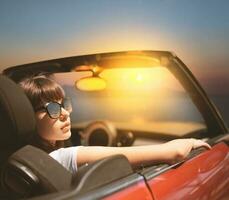 joven mujer en cabriolé coche cerca mar foto