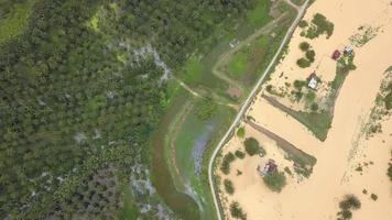 aereo superiore giù Visualizza alluvione accadere a malesi villaggio video