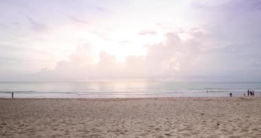 lasso di tempo naturale bellissimo Visualizza di mare bianca sabbia spiaggia nel soleggiato giorno nel Sud di Tailandia, Phuket, oceano mare nel estate vacanza vacanza tempo sfondo video