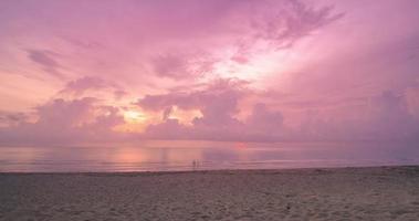 Zeitraffer natürlich schön Aussicht von Meer Weiß Sand Strand im sonnig Tag im Süd von Thailand, Phuket, Ozean Meer im Sommer- Ferien Urlaub Zeit Hintergrund video
