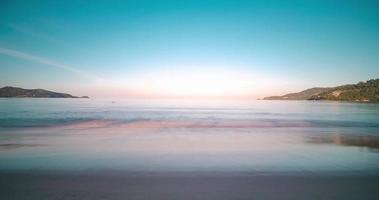 timelapse natuurlijk mooi visie van zee wit zand strand in zonnig dag in zuiden van Thailand, phuket, oceaan zee in zomer vakantie vakantie tijd achtergrond