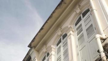 vue de le sino-portugais architecture style bâtiment dans phuket ville. video