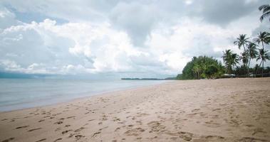 Timelapse naturlig skön se av hav kust vit sand strand i solig dag i söder av thailand, phuket, berg ö i hav hav i sommar semester Semester tid video