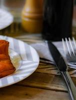 desayuno, frito huevos, frito embutido, vegetal ensalada y brindis en un marrón de madera mesa con café. foto