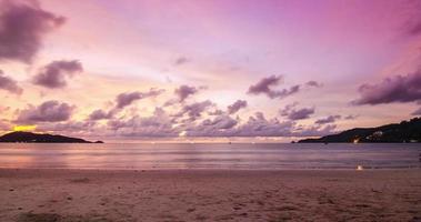 Zeitraffer natürlich schön Aussicht von Meer Weiß Sand Strand im sonnig Tag im Süd von Thailand, Phuket, Ozean Meer im Sommer- Ferien Urlaub Zeit Hintergrund video