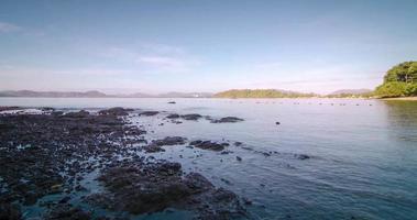 Timelapse naturlig skön se av hav kust klippa i solig dag i söder av thailand, phuket, berg ö i hav hav i sommar semester Semester tid video